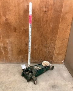 lot 59 image: Floor Jack