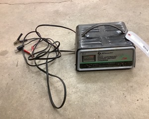 lot 58 image: Battery Charger