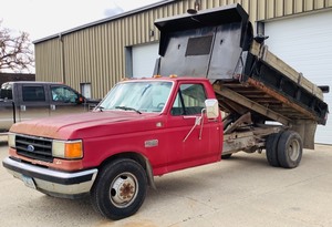 lot 3 image: 1987 Ford F350 Dump Truck