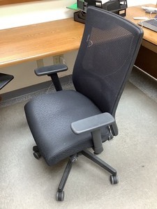 lot 203 image: Hon Office Chair