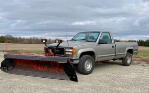lot 2 image: 2000 GMC Sierra 3500 SLE Plow Truck 4x4 - low miles