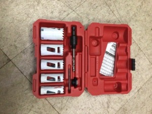 lot 44 image: 6-piece Milwaukee bi-metal hole saw kit