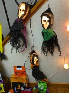 lot 77 image: Variety of Halloween Decorations