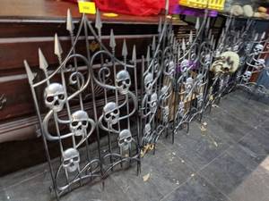 lot 12 image: 6 Panel Skull Fence