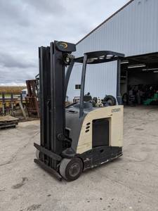 Crown RC5500 Series Stand Up Reach Lift w Battery - SEE VIDEO - NO RESERVE