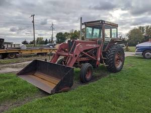 1968 Farmall 856 Diesel Tractor w Loader - SEE VIDEO - NO RESERVE