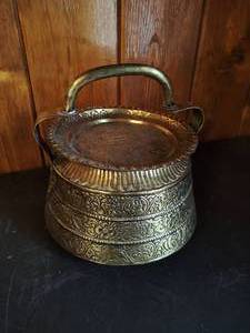 lot 39 image: Vintage Brass Pot