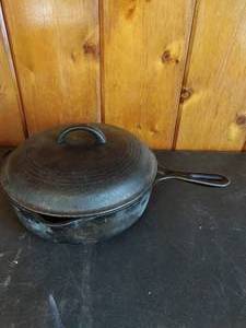 lot 46 image: Wagner Ware Cast Iron Skillet with Lid