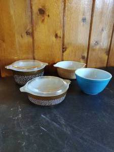 lot 47 image: Collection of Vintage Pyrex Dishes