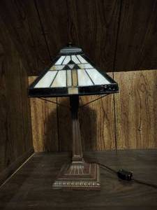 lot 94 image: Stained Glass Table Lamp