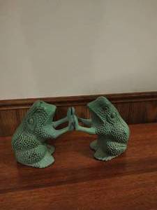 lot 204 image: Cast Metal Frog Bookends