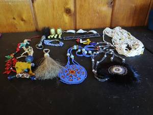 lot 246 image: Collection of Beaded Jewelry and Dcor
