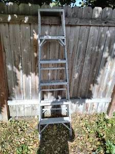 lot 329 image: Aluminum 6 ft ladder