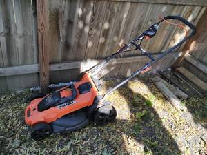 lot 330 image: Black & Decker Electric Lawn Mower