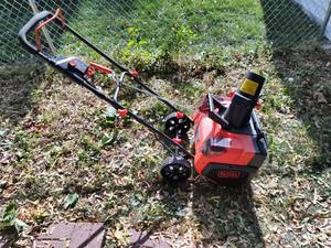 lot 335 image: Black & Decker Electric Snowblower