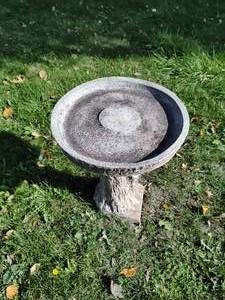 lot 336 image: Bird Bath