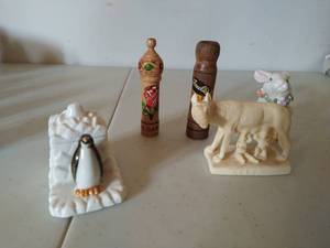 lot 151 image: Collection of figurines and dcor