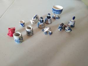lot 152 image: Blue and white Japanese style dcor