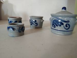 lot 154 image: 4 pieces of pottery