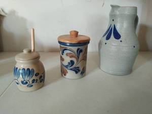 lot 155 image: 3 pieces of pottery