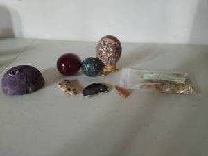 lot 159 image: Collection of polished rocks and dcor