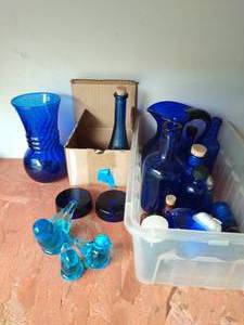 lot 186 image: Collection of blue glassware and dcor