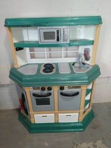 lot 105 image: Toy Kitchen Playset