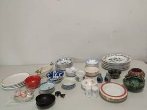 lot 122 image: Collection of Porcelain and Ceramic items