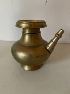 lot 228 image: Vintage Brass Pot