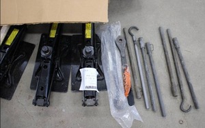 LOT OF 5 SCISSOR JACKS WITH BAGS