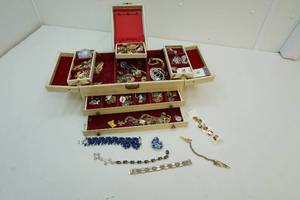 Jewelry box with jewelry