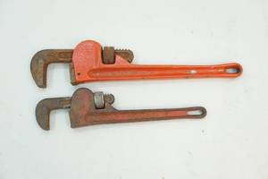 Pipe wrenches