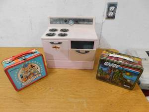 lot 11 image: 2 Metal Lunch Boxes & Vintage Doll house stove.