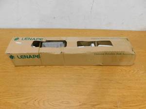 lot 91 image: 5 piece Porcelain Bath Accessories