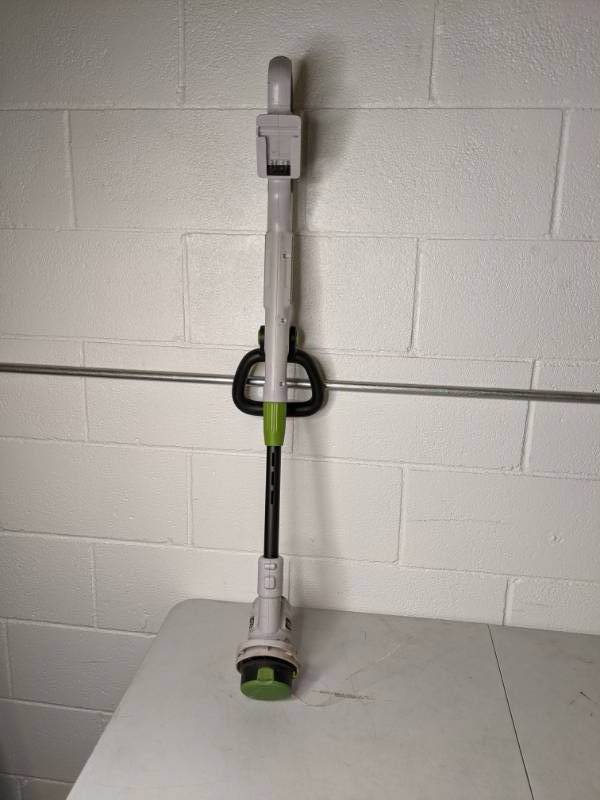 lot 147 image: Clean up the Lawn with a String TrimmerEdger