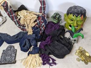 lot 366 image: All Kinds of Halloween Decor