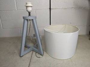 lot 138 image: Simple Designs Interlocked Triangular Wood 19 Table Lamp