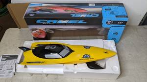 lot 425 image: CIS 30 Remote Controlled Dual Motor Large Yellow Speed Boat