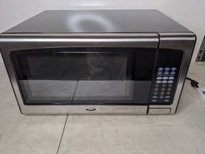 lot 580 image: Oster 1.3 Cu. Ft. 1000-Watt Countertop Microwave Oven with Stainless Steel Front