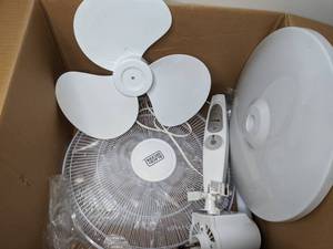 lot 584 image: Black & Decker 16 Pedestal Fan with Remote
