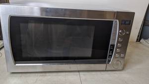 lot 589 image: Stainless Steel 2.2 cu ft Microwave Oven