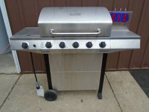 Char Broil 5 burner gas grill. Looks like it was used once. Is missing temp gauge. As shown.