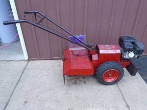 Huskee 24 rear tine tiller. 3 speed with reverse. Engine is about a year old. Handle bar stop need repair. As shown.