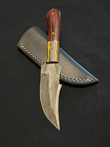 Distinctive Custom Damascus Steel Knife