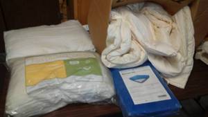 lot 61 image: Queen Comforter, Mattress Bag and Pillows (2)