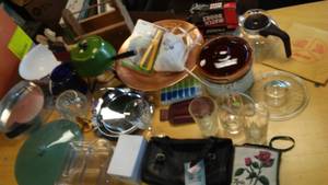 lot 91 image: Misc. Crock Pot, Fondue Pot, New Purse and more.