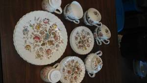 lot 100 image: Staffordshire Bouquet China