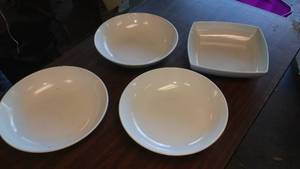 lot 110 image: Carlisle Melmac Melamine 13 in. Bowls (3) and more.