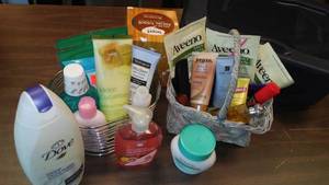 lot 137 image: Personal Hygiene Toiletries Basket & Mini Tote. All NEW Products