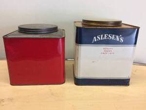 lot 77 image: Tin Collectibles&nbspASLESENS TIN BANQUET TABLE SAIGON CINNAMON VINTAGE SPICE 5 LB &&nbspASLESENS MINNEAPOLIS MN STORE SPICE TIN CAN CINNAMON 6 LB